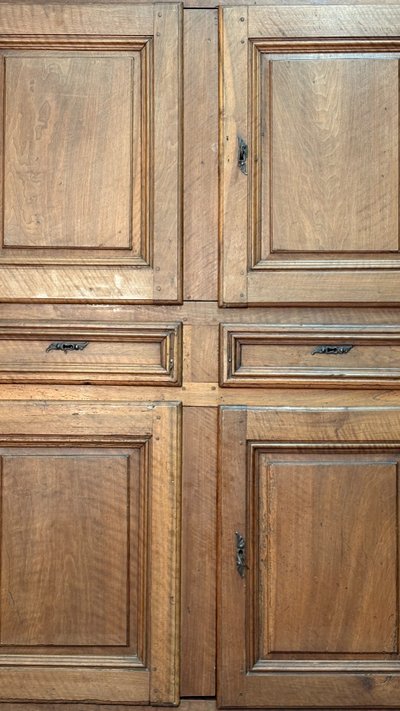 Zweischaliges Sideboard aus Nussbaum 1700