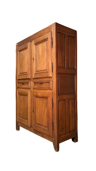 Zweischaliges Sideboard aus Nussbaum 1700