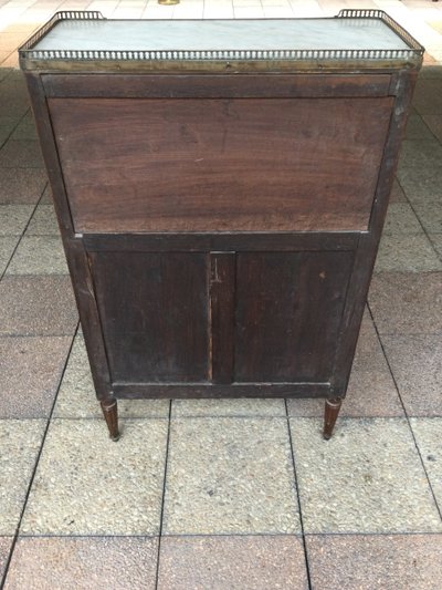 Une console- desserte de style Louis XVI en acajou