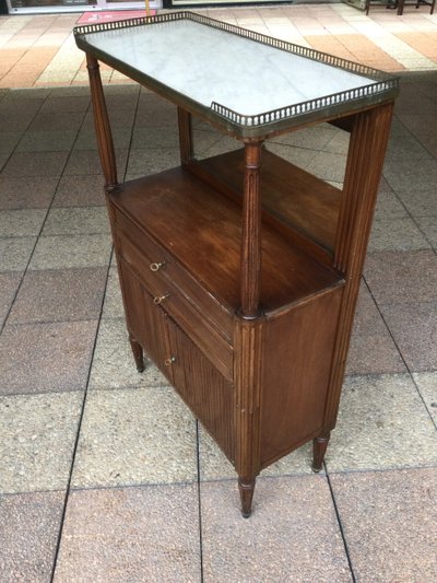 Une console- desserte de style Louis XVI en acajou
