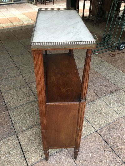 Une console- desserte de style Louis XVI en acajou
