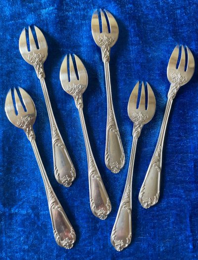 6 oyster forks.