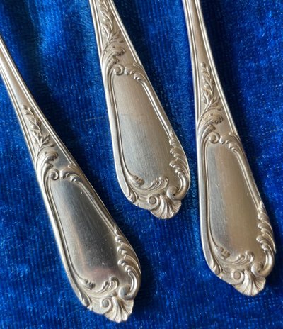 6 oyster forks.