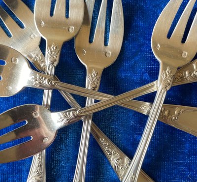 6 oyster forks.