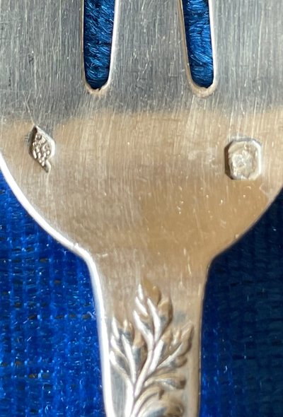 6 oyster forks.