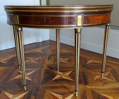Mahogany half-moon game table / dining table, Louis XVI Directoire period - late 18th century