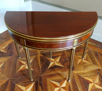 Mahogany half-moon game table / dining table, Louis XVI Directoire period - late 18th century