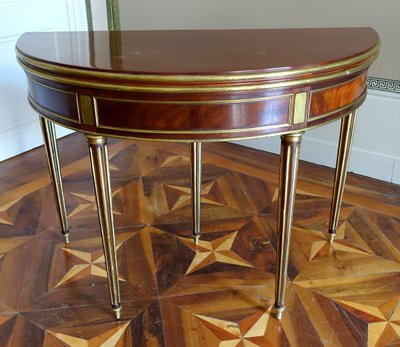 Mahogany half-moon game table / dining table, Louis XVI Directoire period - late 18th century