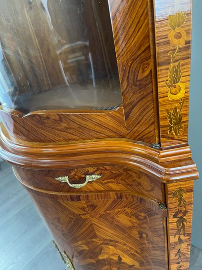 Vitrine d’angle en marqueterie, XXe Siècle