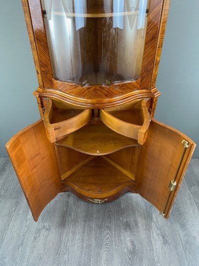Vitrine d’angle en marqueterie, XXe Siècle