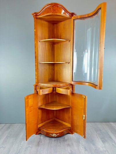 Vitrine d’angle en marqueterie, XXe Siècle