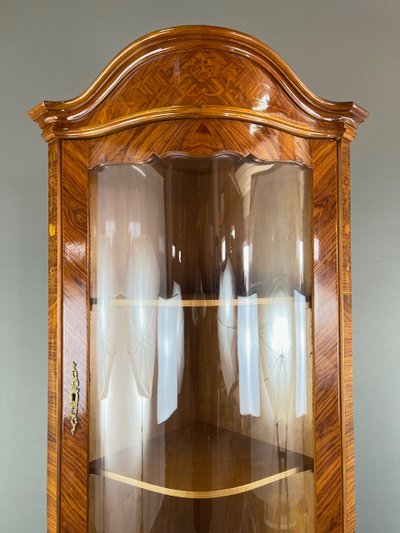 Vitrine d’angle en marqueterie, XXe Siècle