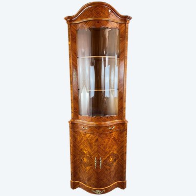 Vitrine d’angle en marqueterie, XXe Siècle
