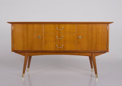 Modernistisches Sideboard mit Messing-Kompassfüßen.