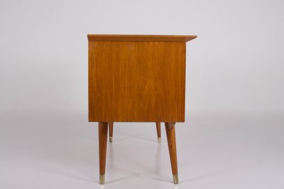 Modernistisches Sideboard mit Messing-Kompassfüßen.