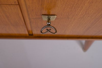 Modernistisches Sideboard mit Messing-Kompassfüßen.