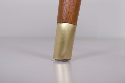 Modernistisches Sideboard mit Messing-Kompassfüßen.