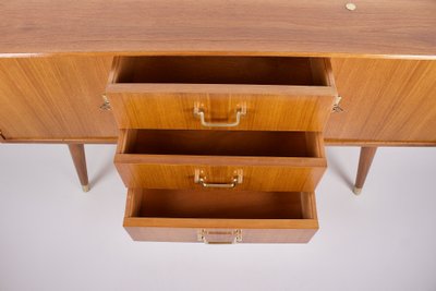 Modernistisches Sideboard mit Messing-Kompassfüßen.
