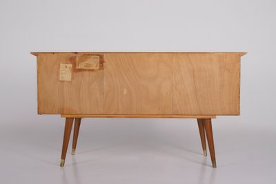 Modernistisches Sideboard mit Messing-Kompassfüßen.
