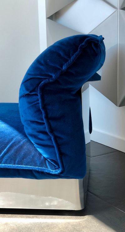 Chauffeuse en inox et tissu velours bleu roy dans le style de François Monnet, France années 70