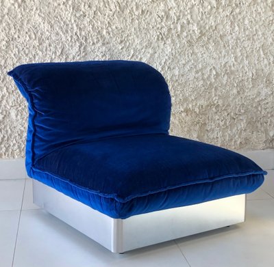 Chauffeuse en inox et tissu velours bleu roy dans le style de François Monnet, France années 70