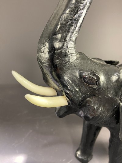 France, 1970, Ravissant éléphant En Cuir Noir.