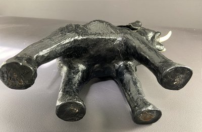 France, 1970, Ravissant éléphant En Cuir Noir.