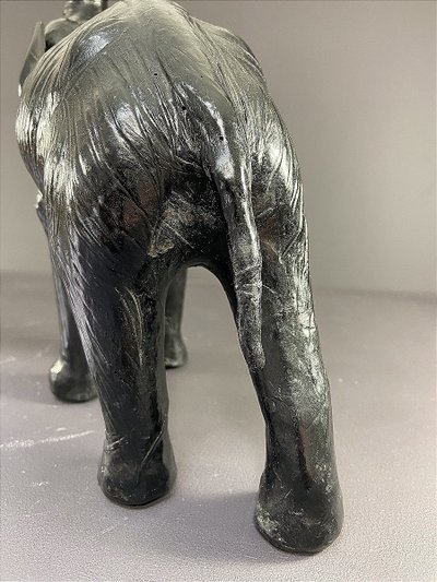 France, 1970, Ravissant éléphant En Cuir Noir.