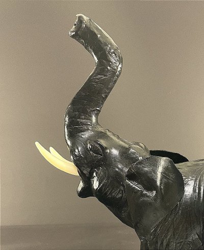 France, 1970, Ravissant éléphant En Cuir Noir.