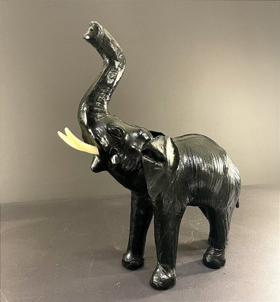 France, 1970, Ravissant éléphant En Cuir Noir.