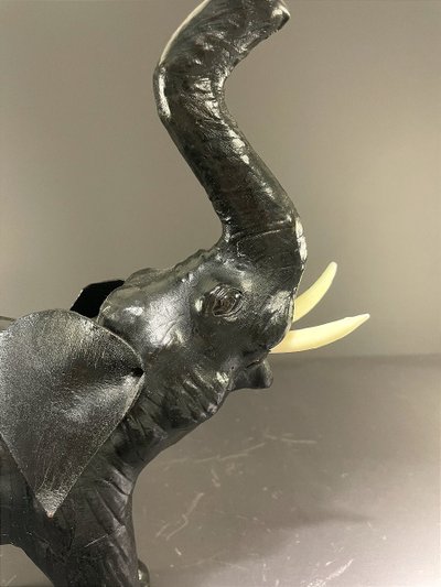 France, 1970, Ravissant éléphant En Cuir Noir.