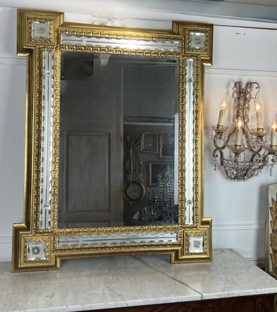 MIROIR ANCIEN DU XIXe EN BOIS DORÉ ENTOURÉ DE BAGUETTES DE MIROIRS OPAQUES