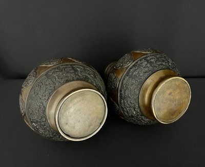 Pair of large bronze vases decorated with dragons - Asian art