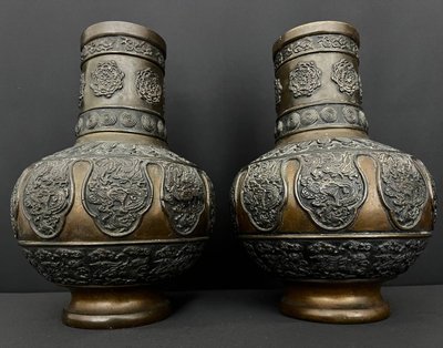 Pair of large bronze vases decorated with dragons - Asian art