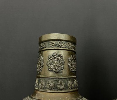 Pair of large bronze vases decorated with dragons - Asian art