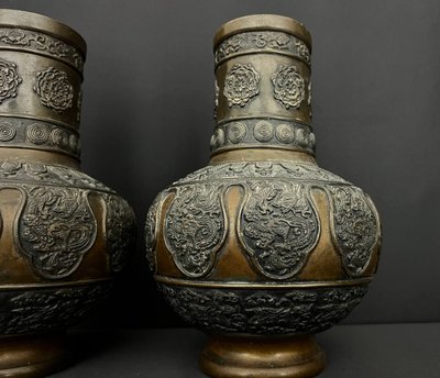 Pair of large bronze vases decorated with dragons - Asian art