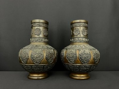 Pair of large bronze vases decorated with dragons - Asian art