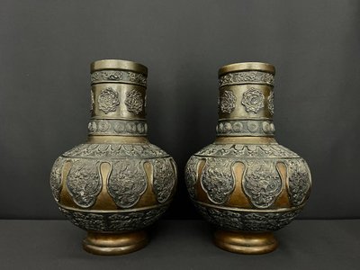 Pair of large bronze vases decorated with dragons - Asian art