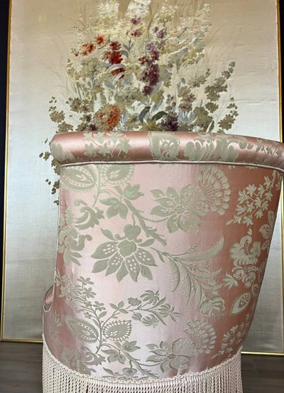 Ensemble fauteuil et pouf Louis XV, tissu damassé rose ancien
