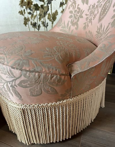 Ensemble fauteuil et pouf Louis XV, tissu damassé rose ancien