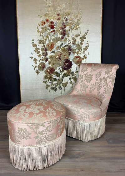 Ensemble fauteuil et pouf Louis XV, tissu damassé rose ancien