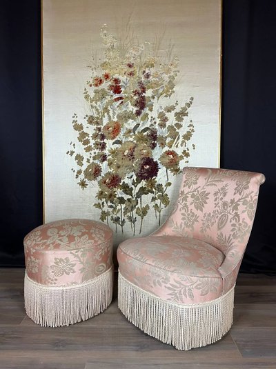 Ensemble fauteuil et pouf Louis XV, tissu damassé rose ancien