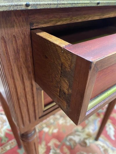 Paire de tables de chevets style Louis XVI avec tirette