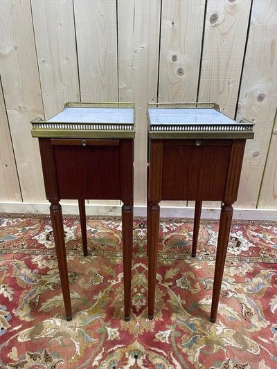 Paire de tables de chevets style Louis XVI avec tirette