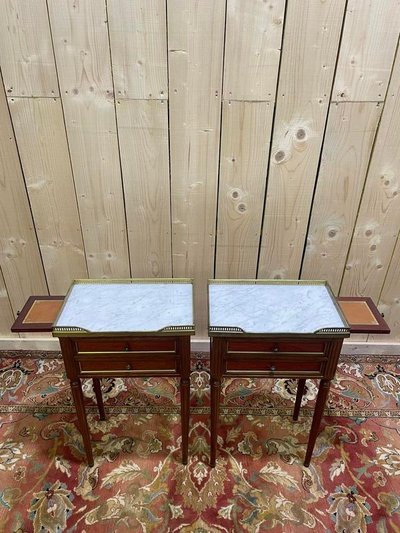 Paire de tables de chevets style Louis XVI avec tirette