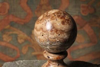 Sphère montée sur pied en onyx rubané ou albâtre, Italie, XXe