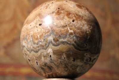 Sphère montée sur pied en onyx rubané ou albâtre, Italie, XXe