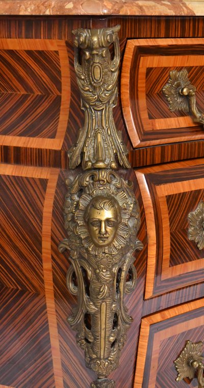 Cassettone in stile Luigi XV in intarsio con decorazione a spagnoletta