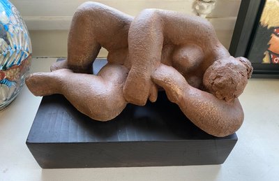 Scultura in terracotta. Nudo femminile reclinato. Scuola francese del XX secolo.