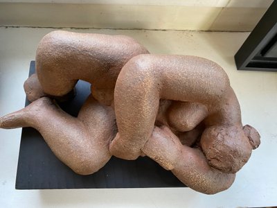 Scultura in terracotta. Nudo femminile reclinato. Scuola francese del XX secolo.